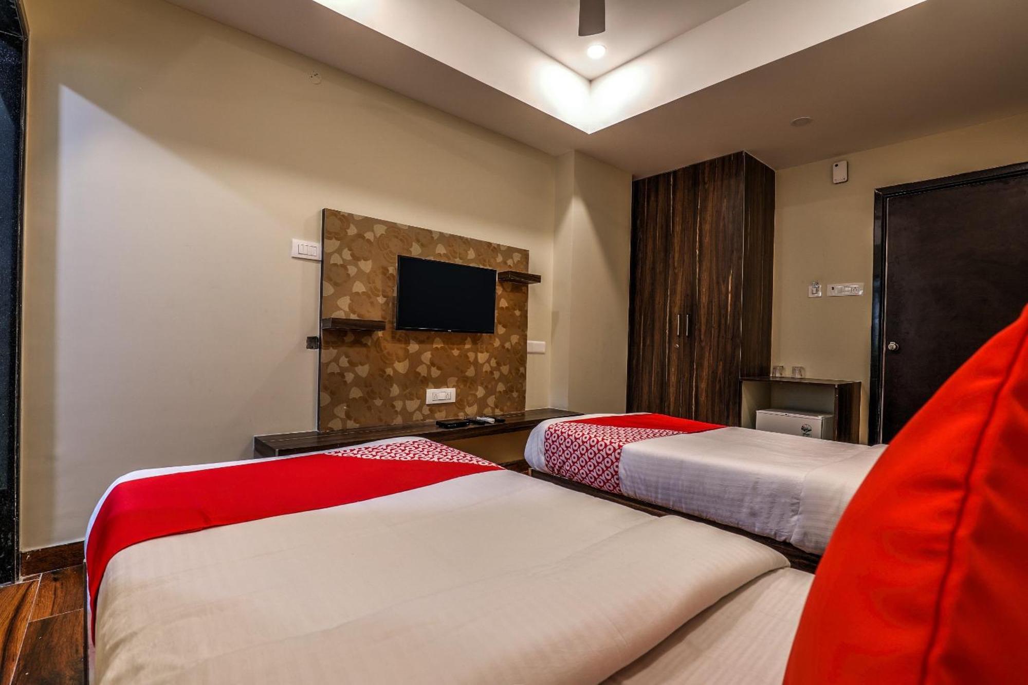 Capital O Sky Grand Hotell Hyderabad Exteriör bild