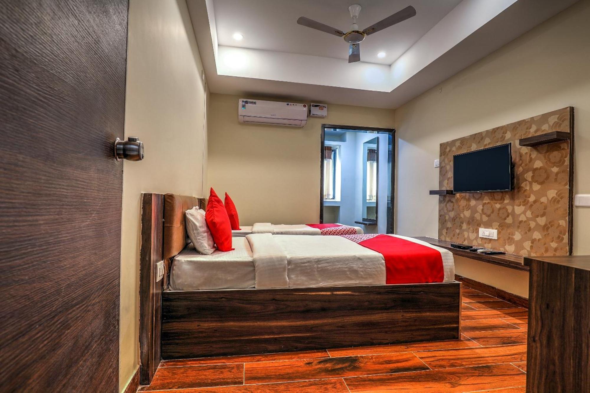 Capital O Sky Grand Hotell Hyderabad Exteriör bild