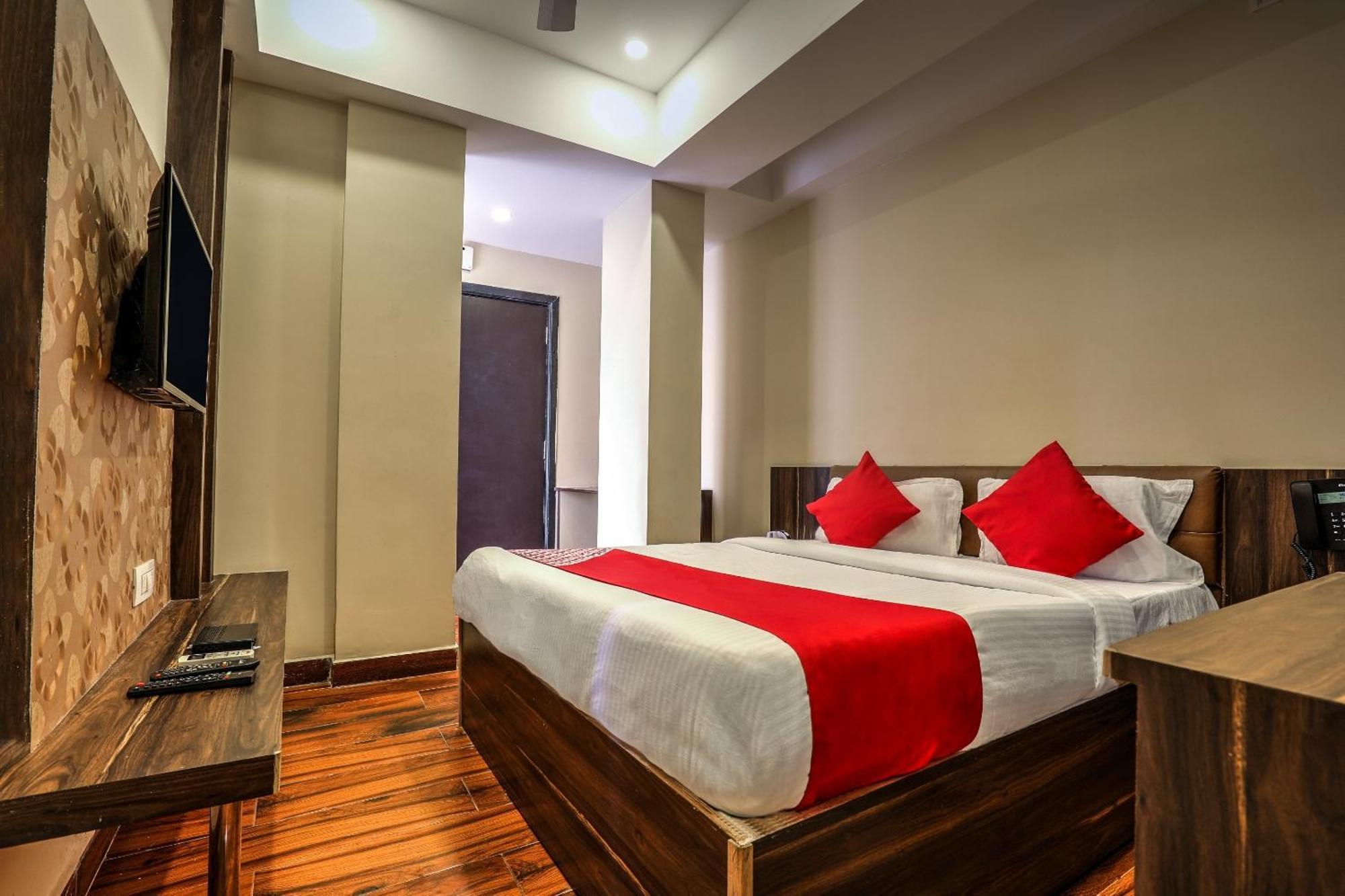 Capital O Sky Grand Hotell Hyderabad Exteriör bild