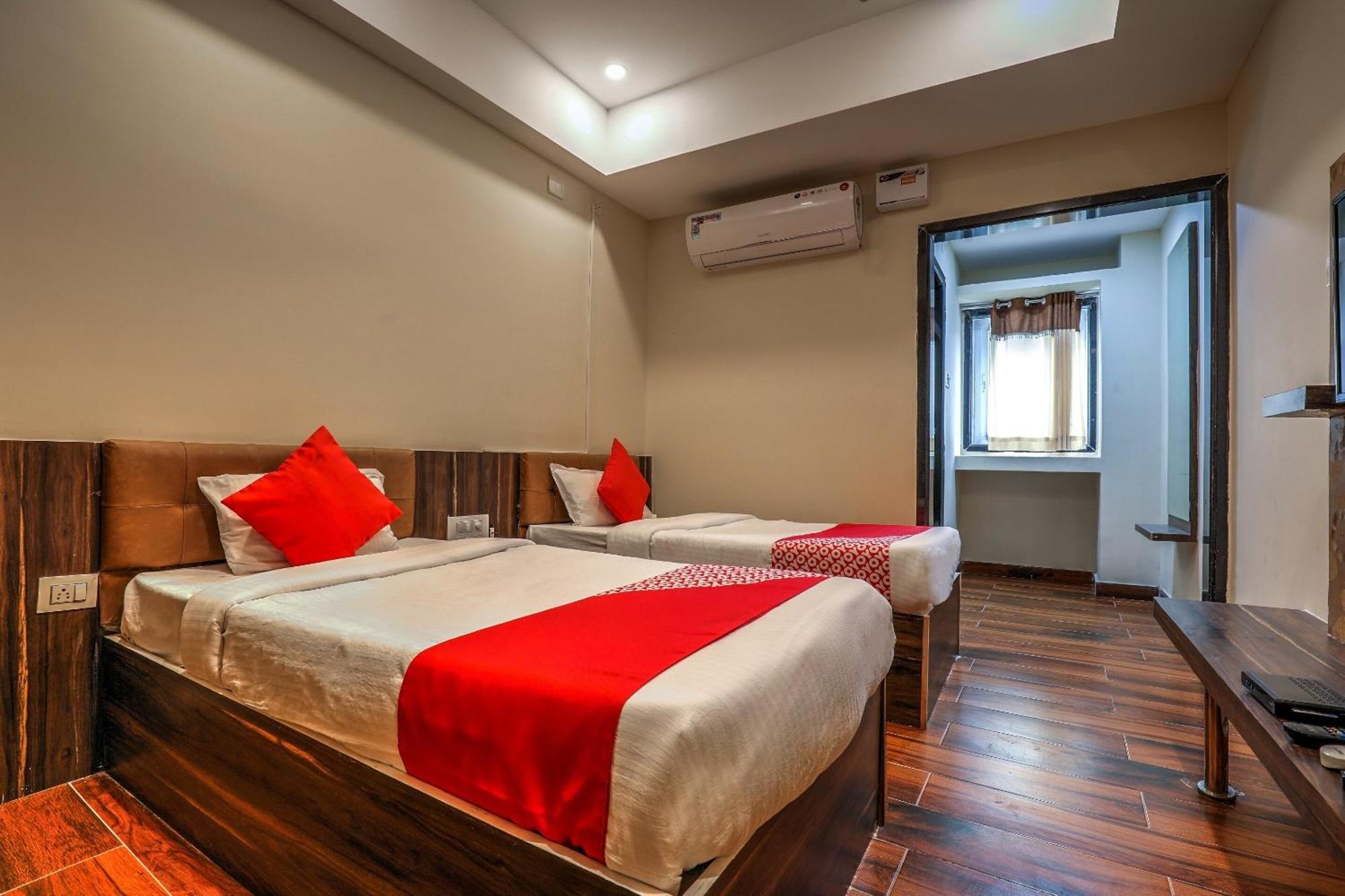 Capital O Sky Grand Hotell Hyderabad Exteriör bild