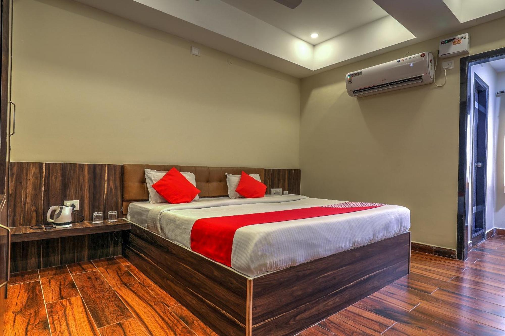Capital O Sky Grand Hotell Hyderabad Exteriör bild
